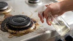 Ihr Herd wird blitzblank: Wir verraten Ihnen, wie Sie Schmutz und Verbrennungsrückstände schnell entfernen können