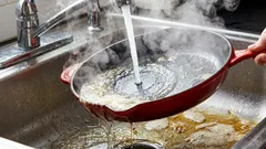 Viele Hausfrauen reinigen fettige Pfannen falsch: Merken Sie sich diese einfache Methode, um das Geschirr schnell sauber zu bekommen